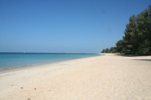 สระว่ายน้ำและชายหาด