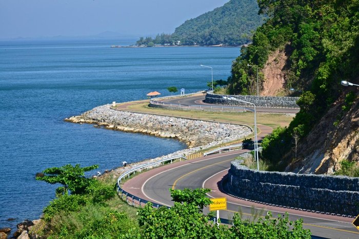 โค้งทางหลวงเลียบทะเลที่สวยงาม ใช้เป็นสถานที่ถ่ายทำภาพยนตร์โฆษณา