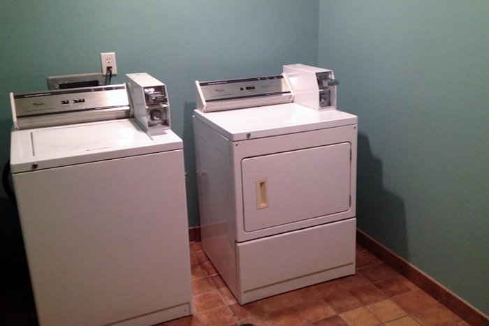 https://dynamic-media-cdn.tripadvisor.com/media/photo-o/07/6f/ed/af/24-hr-onsite-guest-laundry.jpg?w=700&h=-1&s=1