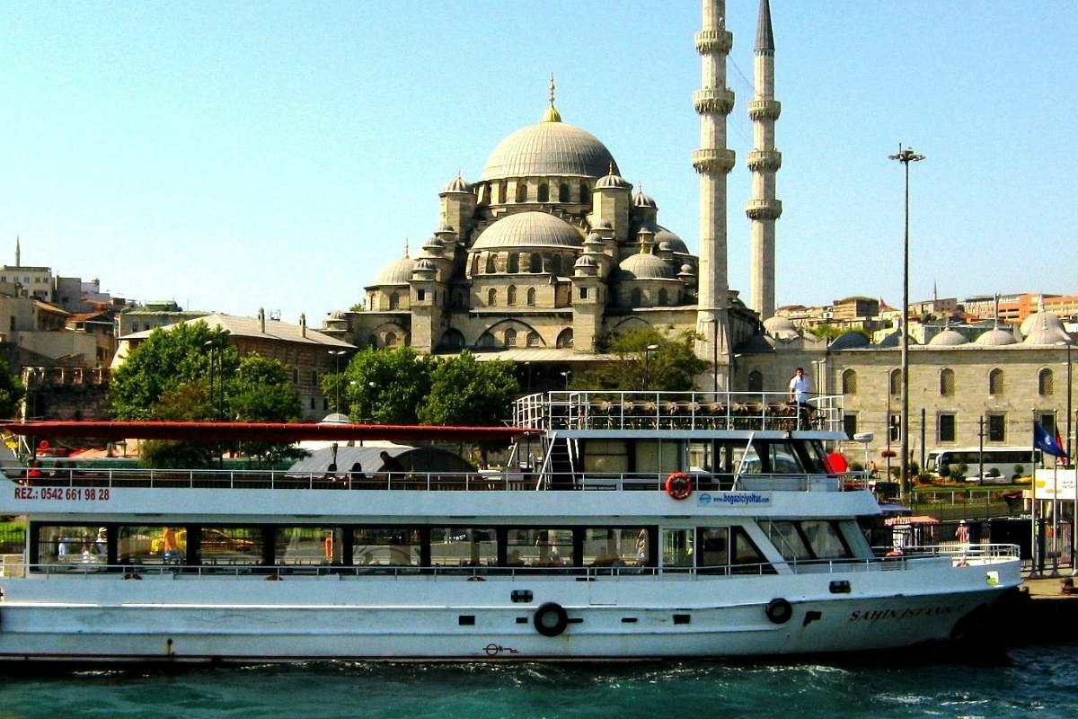 Туры в стамбул из новосибирска. Стамбул туризм катер. Экскурсия на лодке в Турции.