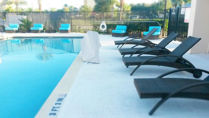 Super 8 by Wyndham Orlando International Drive Pool: Pictures & Reviews ...