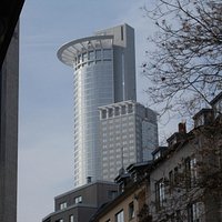 Westend Tower, s kráľovskou korunou.