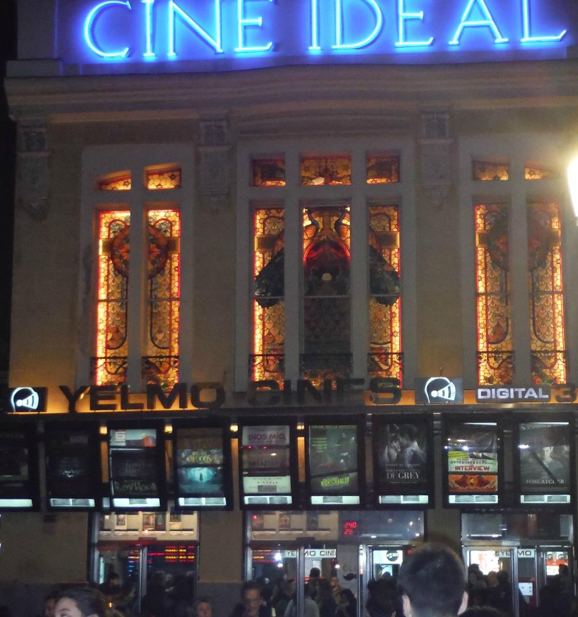 Spain cinema. Кинотеатры Мадрида. Кинотеатр в Испании. Идеальный кинотеатр Мадрид. Идеальный кинотеатр Мадрид фото.