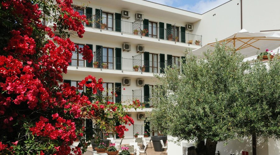 Ingresso dell'hotel Angedras