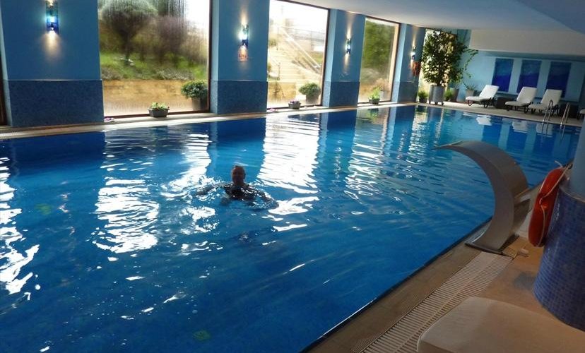 la piscine encore vide un delice.
