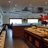 Buffet de pratos quentes e frios