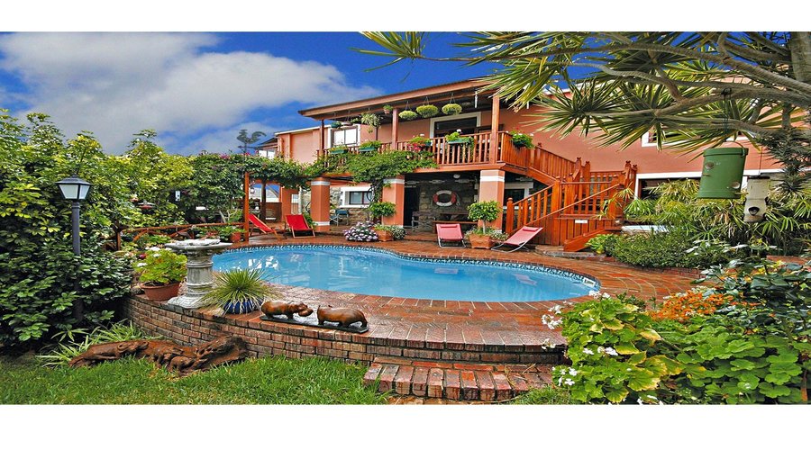 Tranquil garden with pool, jacuzzi, breakfast-deck area More than 30 bird specie frequent our Ga