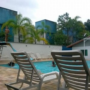 Piscina vista da área de churrasco