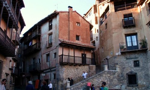 Las calles del Portal de Molina y de Santiago, a la que se sube por la escalera.