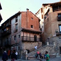 Las calles del Portal de Molina y de Santiago, a la que se sube por la escalera.