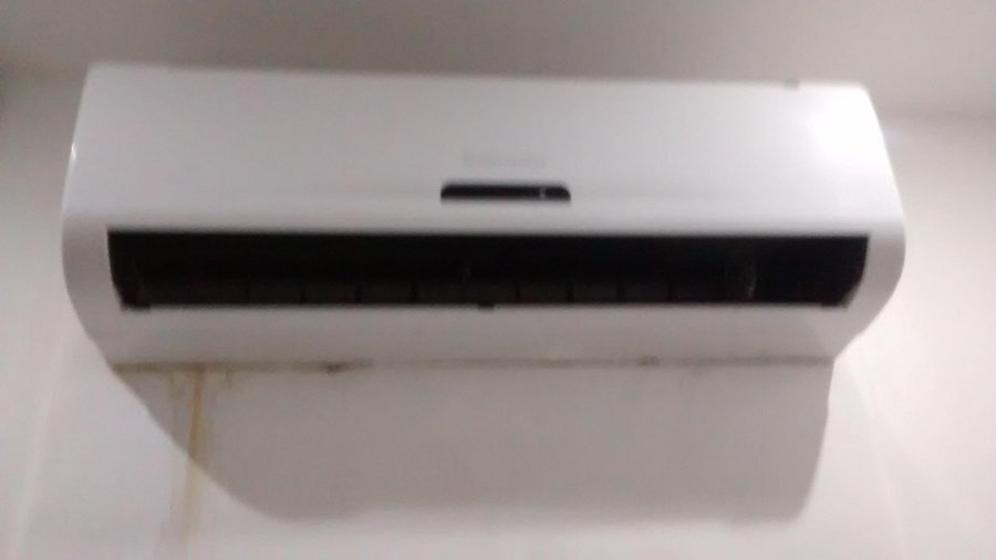 ar condicionado sem grade escorrendo água.