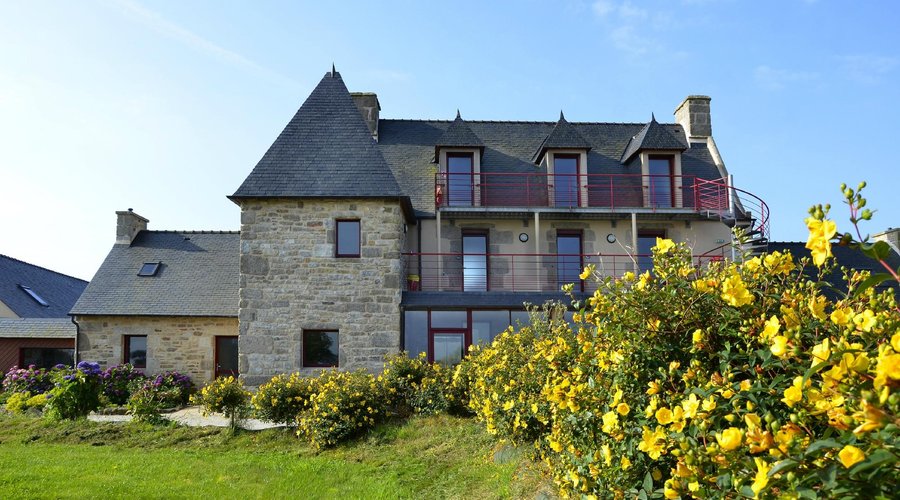 batiment principal avec chambres