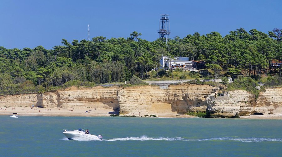 Vue depuis l'estuaire sur le Parc de l'Estuaire, un site des Échappées Nature - ©JP Boulesteix