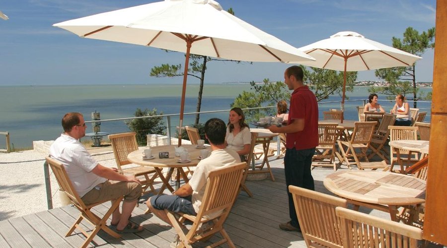 Depuis la terrasse de l'espace Café : vue panoramique magnifique sur l'estuaire de la Gironde.