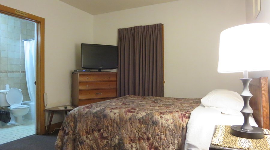 Single queen Room