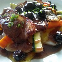 Magret de pato con salsa de arándanos