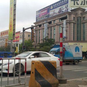 Окно в номере выходит на соседний дом, который в 30 см от стены отеля.