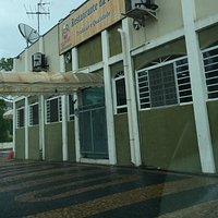 Fachada, na Avenida dos Esportes.