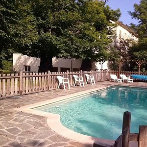 Espace détente au bord de la piscine