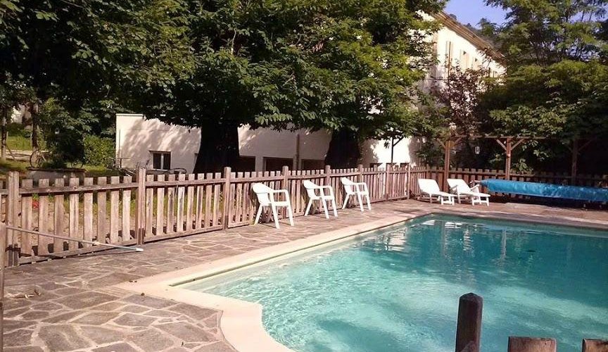 Espace détente au bord de la piscine