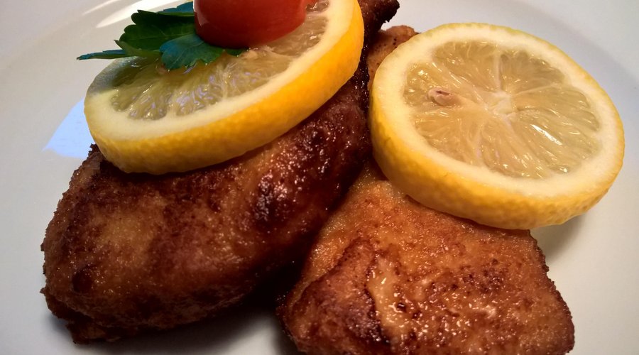 Paniertes Schnitzel mit Pommes und Salat