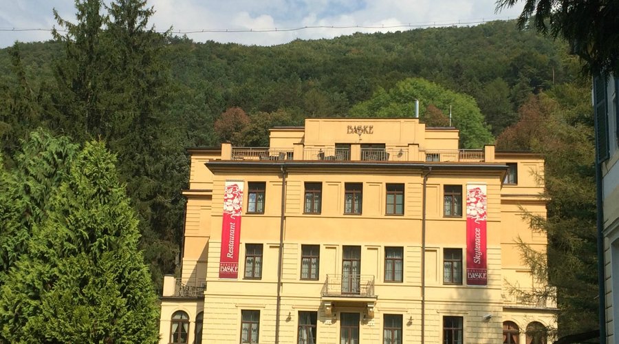 Budova z vonku pohľad z parku