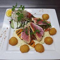 Filets de Rouget, sur lit de poivrons grillés.