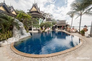 Dara Samui Beach Resort in Chaweng, image may contain: Hotel, Villa, Resort, Pool