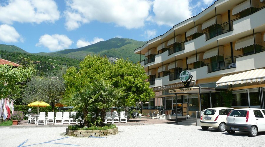 entrata e giardino con parcheggio