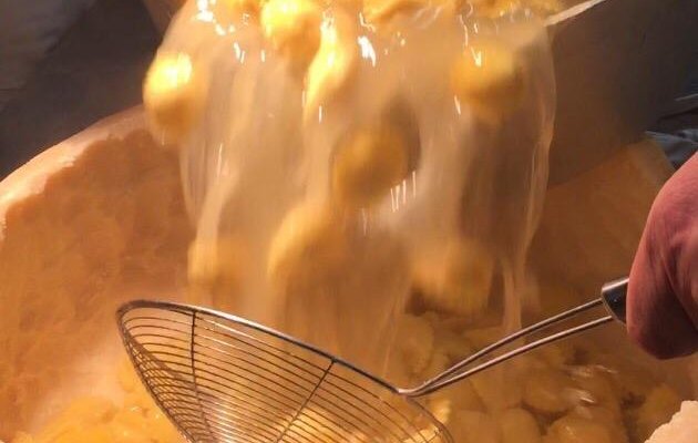 Cappelletti in brodo nella forma di Parmigiano-Reggiano