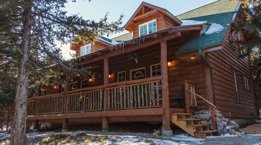 Lake Lodge, 2 suites: Outdoorsman and Trails End, capacity 10