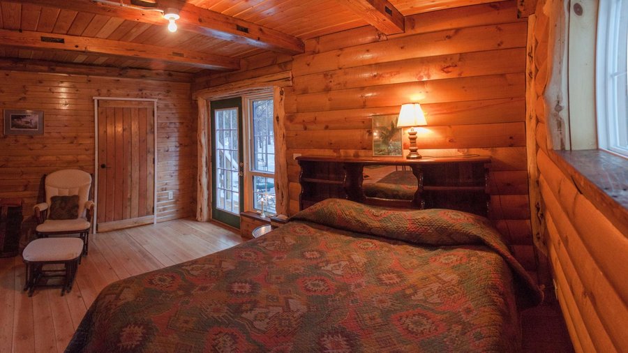 Lake Lodge Outdoorsman Suite 1st floor Master bedroom w/ private bath/air jet tub