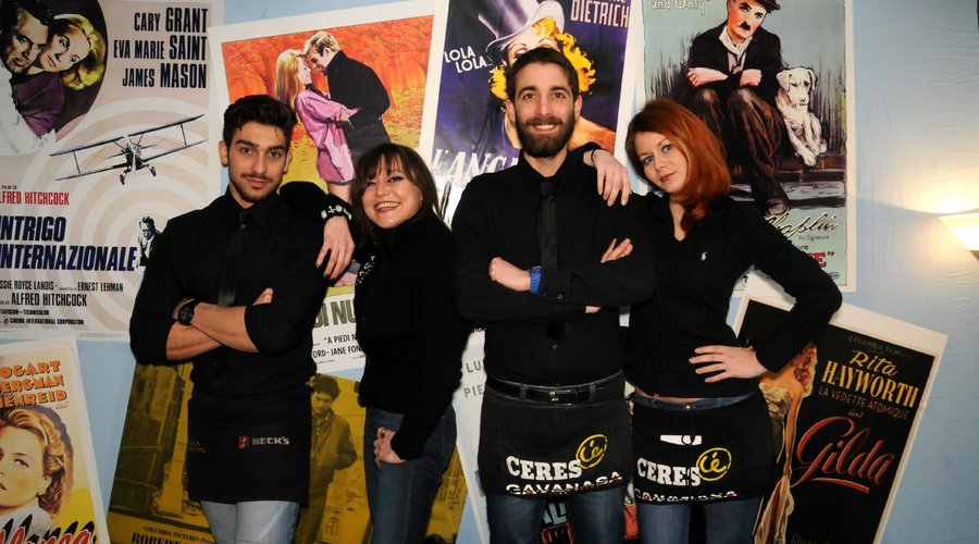 Staff nella saletta per le feste
