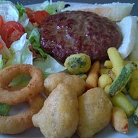 Piatto hanburger black angus australiano.