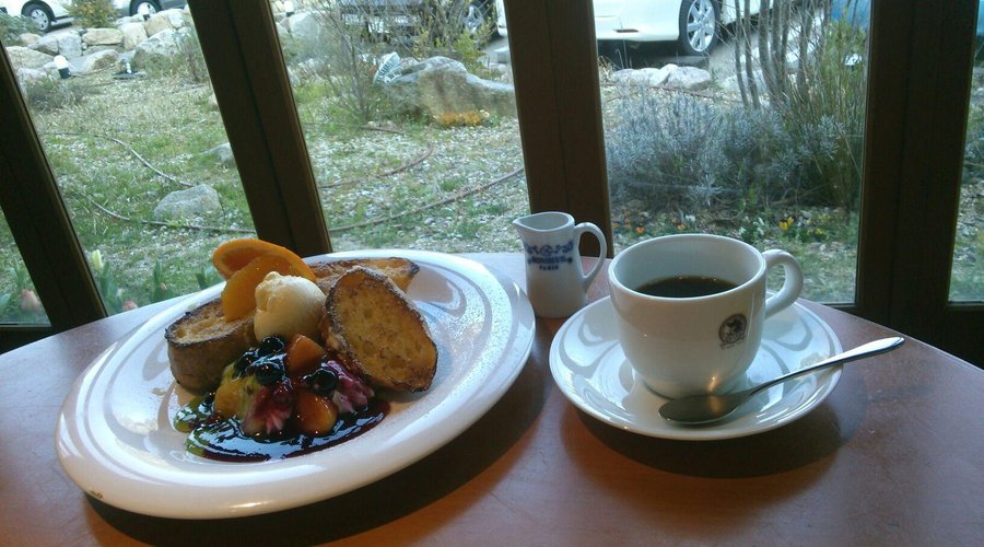 窓辺でフレンチトーストでコーヒータイム