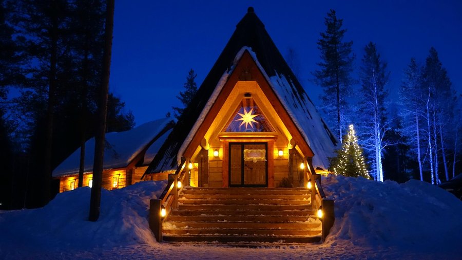Lapland Restaurant Kotahovi from outside during "blue moment"