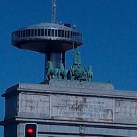 Cerca del Arco de la Victoria.