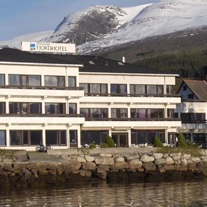 Hotellet frå fjorden