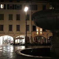 La fontana in primo piano