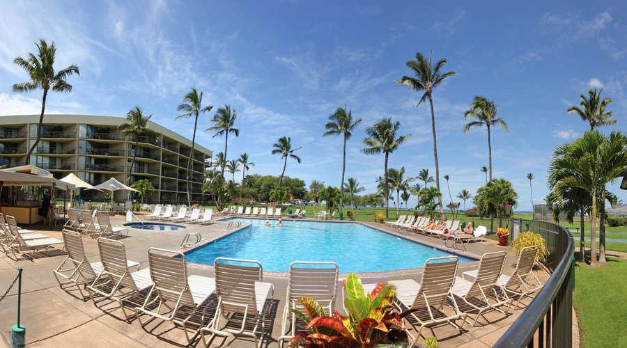 Large L shaped pool on the ocean side