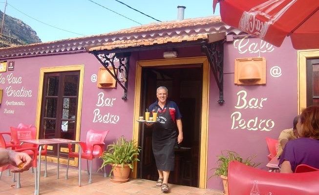 Bar terraza pedro . Pedro en sus labores