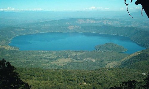 Gran vista del lago coatepeque , un volcan extinto de ase muchos años