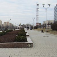Вид на Серафимовскую часовню через набережную Серафима Саровского