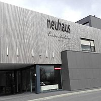 右手に入口がある