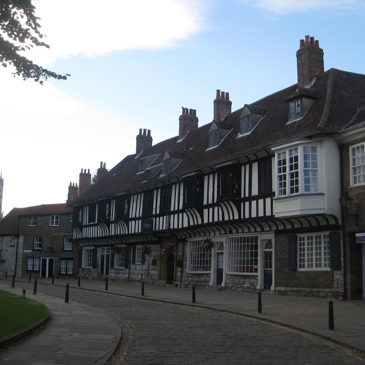 York college. Вильямс колледж. Melton College York. On the Streets of York England.