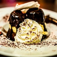 Profiteroles de cannelés maison, glace vanille chocolat chaud chantilly
