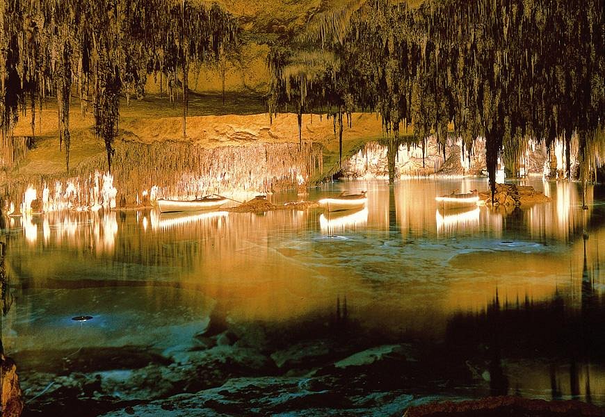 Cuevas del Drach image