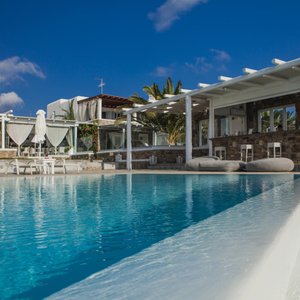 Swimming Pool & Pool Bar