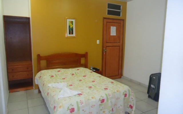 Cama do quarto (colchão e travesseiros um pouco finos o que os faz meio desconfortáveis)