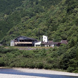 奥熊野の山々に囲まれた風光明媚な宿